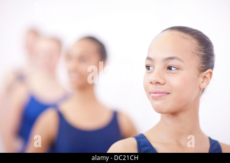 Teenage ballerinas en classe Banque D'Images