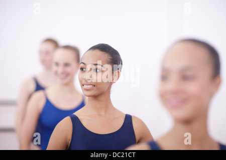 Teenage ballerinas en studio Banque D'Images