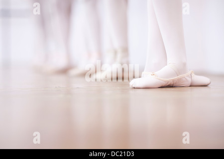 Close up of teenage ballerinas pieds poise Banque D'Images