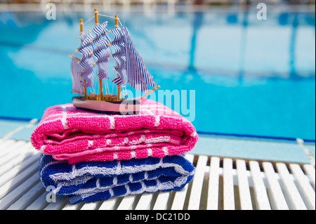 Petit voilier à jouer avec à la piscine Banque D'Images