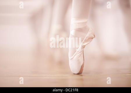 Détail de ballerines les jambes dans un studio de danse Banque D'Images