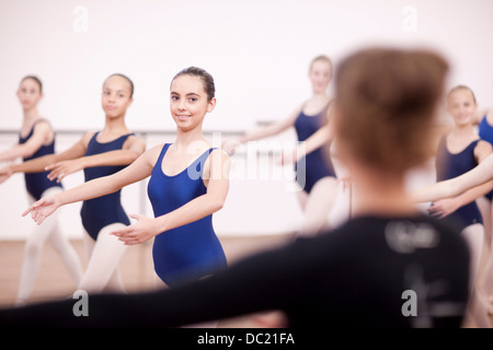 Teacher in front of teenage ballerinas Banque D'Images