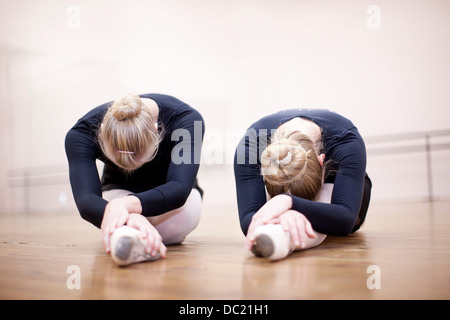 Deux ballerines en poser sur studio-de-chaussée Banque D'Images