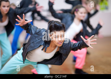 Groupe d'adolescents en studio de danse Banque D'Images