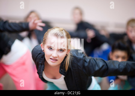 Les adolescents pratiquant la danse hip-hop en studio Banque D'Images