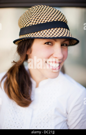 Mid adult woman wearing hat and smiling, portrait Banque D'Images