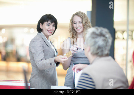 Vendeur et client en magasin opticiens Banque D'Images