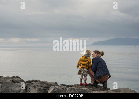 Mother and toddler sur mur du port Banque D'Images