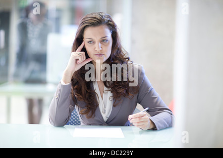 Les jeunes ont souligné businesswoman in office Banque D'Images