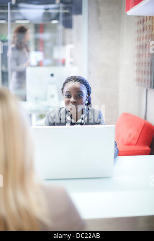 Les employés de bureau chatting at 24 Banque D'Images