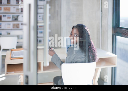 Young woman at desk in office Banque D'Images