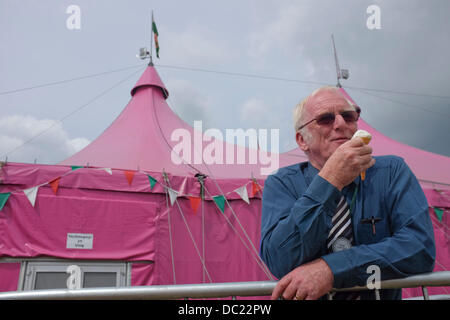 Denbigh, Clwyd, Pays de Galles, Royaume-Uni. Mercredi 7 Août, 2013. Un homme de manger des glaces à l'avant du pavillon de la rose 2013 LA LUMIÈRE AU CINÉMA La National Eisteddfod est un festival annuel célébrant le meilleur du pays de Galles qui a lieu chaque année dans la première semaine d'août. Le point culminant de la langue galloise calendrier culturel, il se combine avec l'Edinburgh festivals de Glastonbury. Elle a lieu dans un endroit différent chaque année, en alternance entre le nord et le sud du Pays de Galles, et accueille plus de 150 000 visiteurs au cours de l'événement. Credit : Keith morris/Alamy Live News Banque D'Images