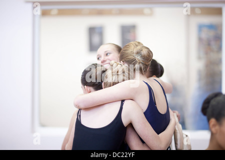 Teenage ballerinas hugging in class Banque D'Images