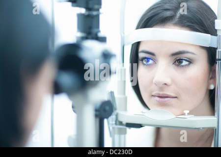 Jeune femme ayant l'examen des yeux Banque D'Images