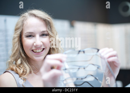 Jeune femme à lunettes à Banque D'Images