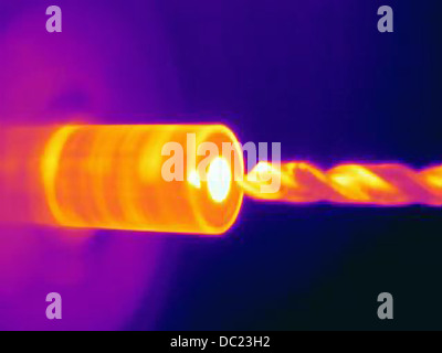 Image thermique de forage dans un composant, avec chauffage de la pointe de forage et l'organe Banque D'Images