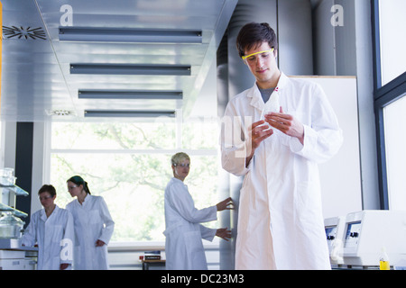 Étudiant en chimie à la recherche au laboratoire de chimie Banque D'Images