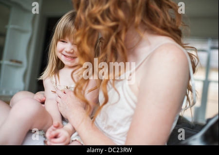 Mère fille tickling Banque D'Images