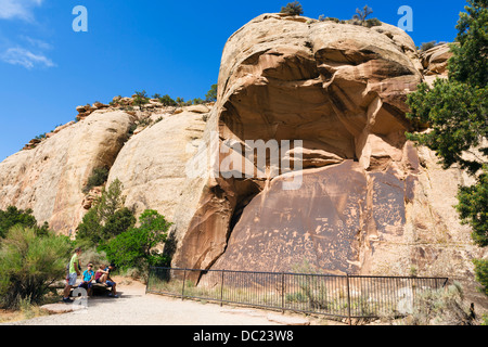 Les touristes au Journal Rock State Monument Historique, de l'Utah State Route 211, près de Monticello, Utah, USA Banque D'Images