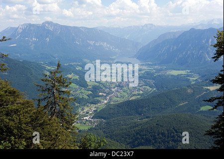 Vue depuis une haute montagne sur le Hallstattersee Banque D'Images