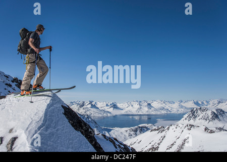 L'homme sur des skis en haut de la montagne dans l'Est du Groenland Banque D'Images