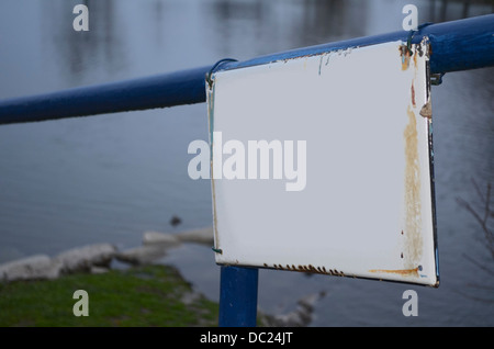 Blank Metal Sign Board sur une balustrade au Lac Bleu Banque D'Images