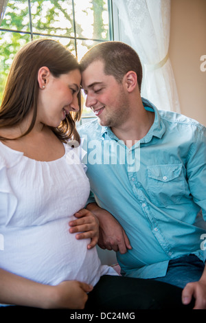 Femme enceinte face à face avec le partenaire Banque D'Images