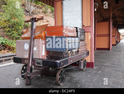 Chargé avec chariot à bagages vintage sur une plate-forme de station Banque D'Images