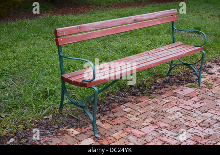 Fer et bois banc de parc au bord de trottoir Banque D'Images