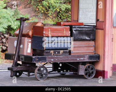 Chargé avec chariot à bagages vintage sur une plate-forme de station Banque D'Images