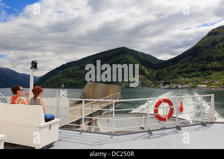 Deux femmes passagers crossing Hardangerfjorden sur ferry de village côtier de Utne, Ullensvang, Hardanger, Hordaland, Norvège Banque D'Images