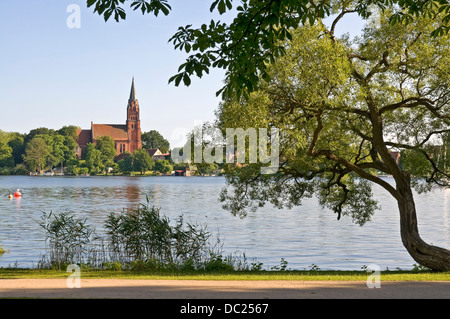 Vue sur une partie du lac Müritz à Saint Marys church dans Düsseldorf, Berlin, Germany Banque D'Images