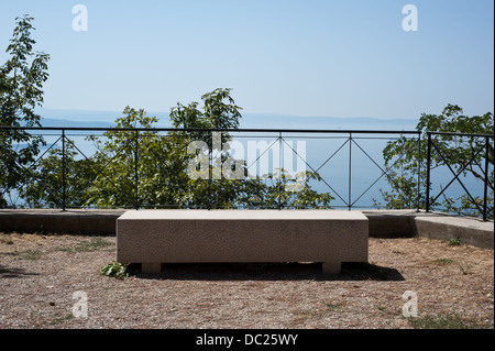 Le soleil est assis sur la banquette d'une vue panoramique sur la via Napoleonica à Trieste, Italie Banque D'Images