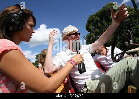 Chris Evans (BBC) DJ interviewé par Beverley Turner au nord CarFest qu'il organise, Oulton Park. Banque D'Images