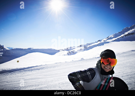 Woman wearing skiwear au sommet de la montagne Banque D'Images