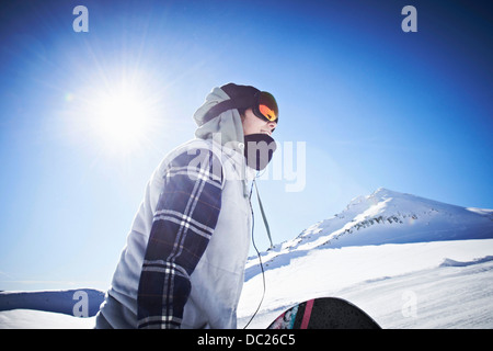 Woman wearing skiwear au sommet de la montagne Banque D'Images