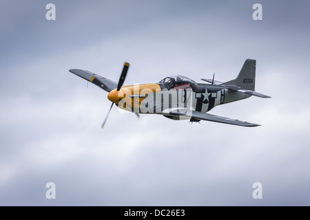 Frankie féroce, 1944 P-51 Mustang, un avion volant à l'air de Duxford display, Angleterre, Royaume-Uni Banque D'Images