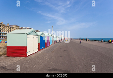 Rangée de cabines de plage par la promenade, Brighton, England, UK Banque D'Images