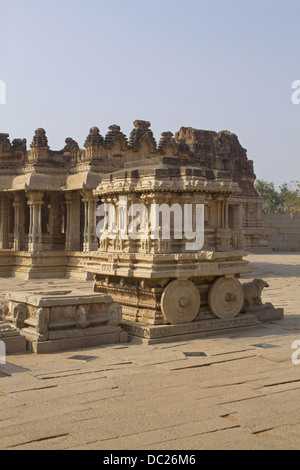 Char en pierre en face de la principale vittala temple. Hampi, Karnataka, Inde Banque D'Images