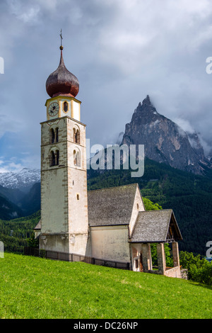 Église Saint Valentin avec derrière, Dolomites Castelrotto Kastelruth, Haut-Adige ou Tyrol du Sud, Italie Banque D'Images