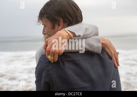 Young couple embracing on beach Banque D'Images