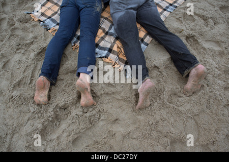 Mature couple lying on picnic blanket, high angle Banque D'Images