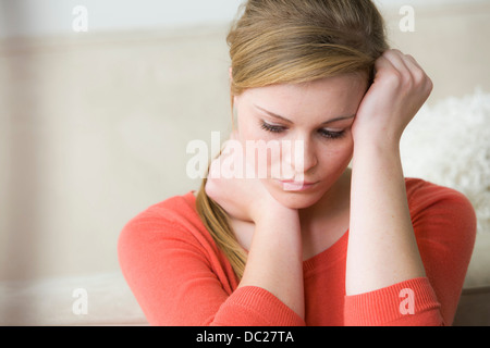 Sad woman with hand on head Banque D'Images