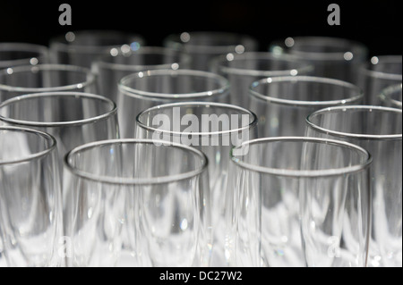 Flûtes à champagne vide ou verres formant un motif abstrait Banque D'Images