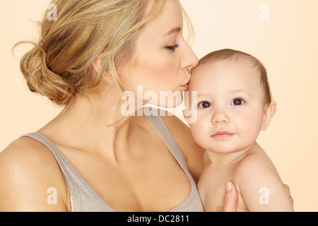 Mère embrassant bébé fils sur la tête