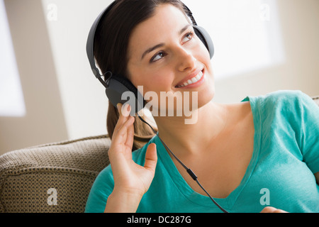 Young woman wearing headphones Banque D'Images