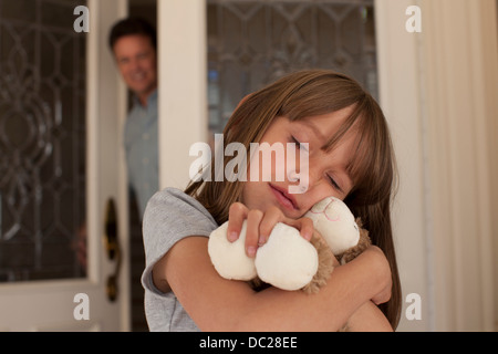 Young Girl hugging teddy bear Banque D'Images