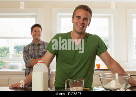 Jeune homme dans la cuisine, smiling Banque D'Images
