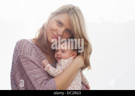 Mother holding newborn baby daughter Banque D'Images