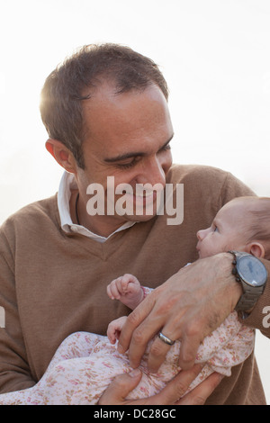 Père fille holding newborn baby Banque D'Images